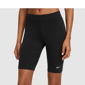 Nike Essential Essential black Sportswear Bike Shorts size XS🥰❤️